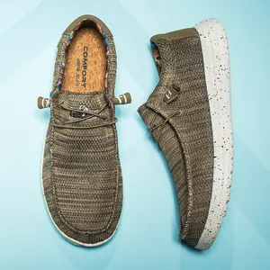 Nahaufnahme brauner Strick-Loafer mit Korkdecksohle und schwarz gesprenkelter Sohle