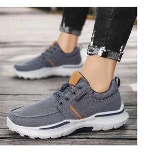Detalle de zapatillas de lona azul con adornos de cuero y suela antideslizante de grosor