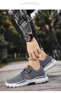 Detalle de zapato casual de lona gris con etiqueta CLASSIC y suela de goma blanca afuera