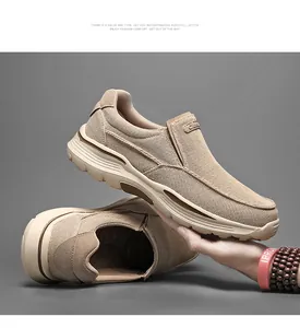 Détail d'une chaussure en toile kaki montrant le tissu texturé et la broderie