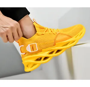 Makro-Detail des atmungsaktiven gelben Mesh-Obermaterials und der Blade-Sohle am Sneaker
