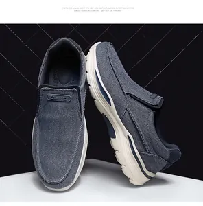 Détail de chaussures en toile sans lacets pour hommes avec logo et semelle épaisse