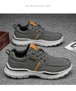 Detalle de zapatilla de lona gris con toques de cuero naranja y suela de goma blanca