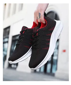 Detalle de zapatillas de running con malla transpirable, detalles rojos y suela de espuma