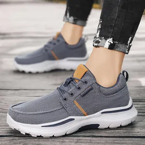 Zapatos informales ligeros de lona gris para hombre con detalles clásicos de cuero marrón