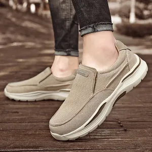 Mocassins en toile kaki pour hommes, design à enfiler et semelle en caoutchouc robuste