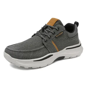 Zapatillas casuales de lona gris oscuro para hombre con suelas blancas gruesas