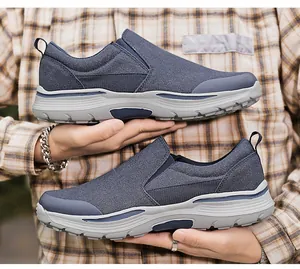 Gros plan sur la chaussure en toile bleu foncé avec bout en caoutchouc et semelle