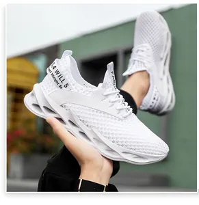 Detalle de zapatillas de malla blanca con tejido transpirable y suela hueca ondulada