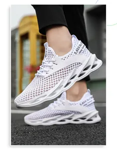 Detalle de zapatillas de malla blanca transpirable con suelas de amortiguación huecas