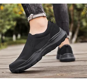 Vue latérale de mocassins en toile noire à plateforme portés sur un ponton en bois