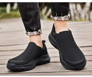 Gros plan de chaussures en toile noire à plateforme pour hommes avec empiècements élastiques