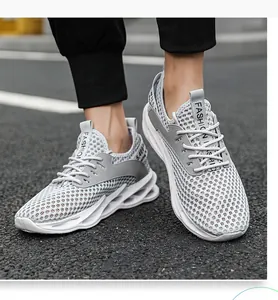 Detalle de la malla gris transpirable y el logo fashion en el zapato de hombre