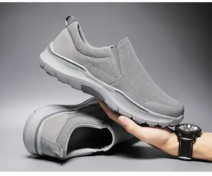 Détail de chaussure légère en toile grise avec semelle épaisse et empiècement élastique