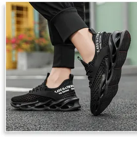 Detalle de zapatillas de malla negra con amortiguación de onda hueca y cinta lateral