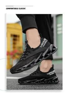 Detalle de zapatillas de correr de malla negra transpirable con suelas huecas onduladas