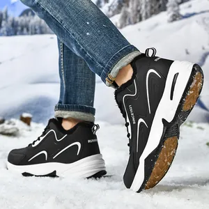 Chaussures de course en cuir noir doublées de polaire marchant sur la neige