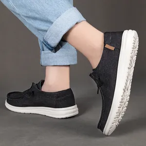 Dettaglio di mocassini in denim nero con cuciture mocassino e suola spessa in EVA bianca