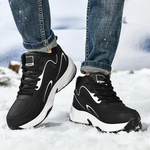 Détail de chaussures de course hiver avec doublure en fourrure synthétique et cuir noir