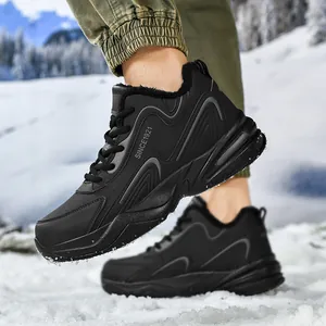 Gros plan de baskets d'hiver montantes noires avec doublure polaire et semelle en gomme