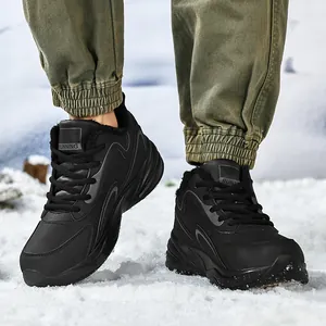 Gros plan de chaussures de course d'hiver noires mates avec doublure polaire sur neige