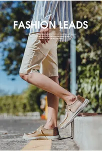 Mocasines de lona caqui para hombre con suelas blancas gruesas en una toma urbana de moda