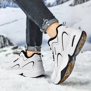 Détail de baskets d'hiver blanches avec doublure polaire noire sur fond de neige extérieur