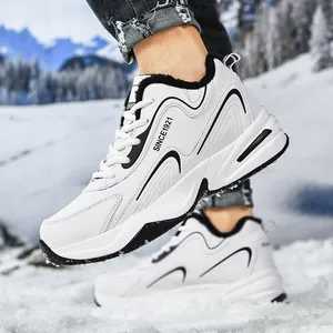 Détail de baskets de sport d'hiver avec doublure polaire noire épaisse pour la chaleur