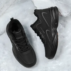 Détail de la doublure en fourrure synthétique chaude de baskets en cuir noir d'hiver