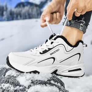 Baskets d'hiver blanches pour hommes avec doublure polaire chaude sur fond de neige