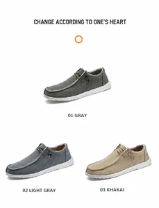 Tre colori di mocassini in tela da uomo in grigio scuro, grigio chiaro e kaki su sfondo bianco
