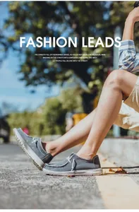Mocasines de lona gris para hombre con bordes deshilachados y suelas de goma blanca