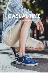 Detalle de mocasín de lona azul oscuro para hombre con costuras y suela de goma blanca