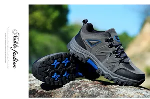 Nahaufnahme robuster Wanderschuhe mit griffiger Gummisohle auf natürlichem Felsgrund