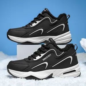 Gros plan de chaussures de sport en cuir noir avec doublure polaire épaisse et chaude