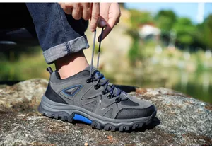 Detail von Outdoor-Wanderschuhen mit Obermaterial aus Wildleder und Schnürsystem