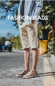 Primer plano de mocasines de lona caqui para hombre con costuras blancas en la calle