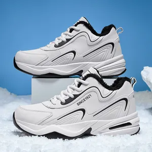 Détail de baskets d'hiver avec doublure polaire chaude noire et design blanc contrasté
