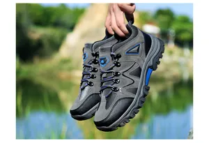 Details von Outdoor-Wanderschuhen mit Obermaterial aus Wildleder und Gummisohle