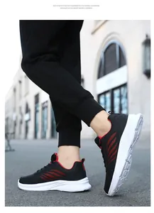 Detailaufnahme der leichten EVA-Schaumsohle und des roten Wellendesigns am Herrenschuh
