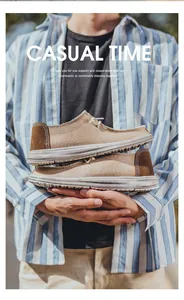 Detalle de mocasines de lona caqui para hombre con bordes de flecos y suela de goma