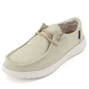 Mocassini casual in tela verde chiaro con punta moc e comoda suola spessa bianca