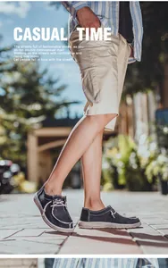 Detalle de mocasines de lona gris oscuro para hombre con costuras blancas y bordados
