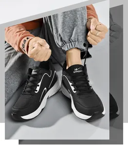 Gros plan de baskets de loisirs en cuir noir montrant le laçage et le logo de la marque