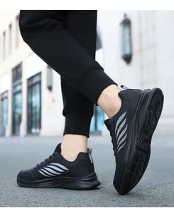 Detailsicht der schwarzen Kunstledersneaker mit stilvollen weißen Wellenmustern an der Seite