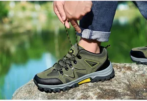Outdoor-Wanderschuh mit Wildleder-Obermaterial und rutschfester Gummisohle auf dem Fels