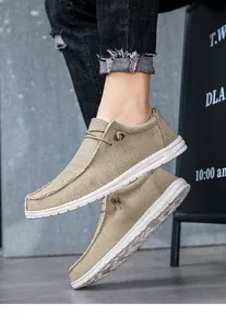 Dettaglio mocassino in tela kaki con trama intrecciata e suola in gomma bianca