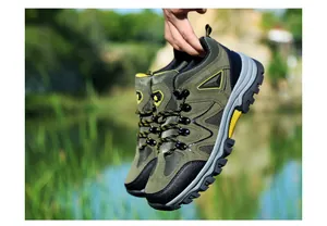 Detailansicht der olivgrünen Wanderschuhe mit griffiger Gummisohle und Wildlederstruktur