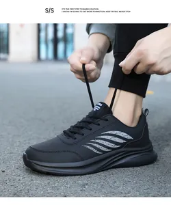 Detailaufnahme der schwarzen Kunstleder-Sneaker mit dynamischen Streifen und dicker Sohle