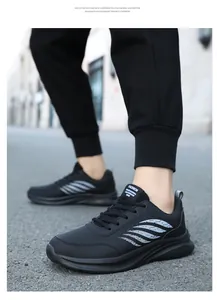 Nahaufnahme schwarzer Leder-Sneaker mit weißen Wellenstreifen und leichter EVA-Sohle